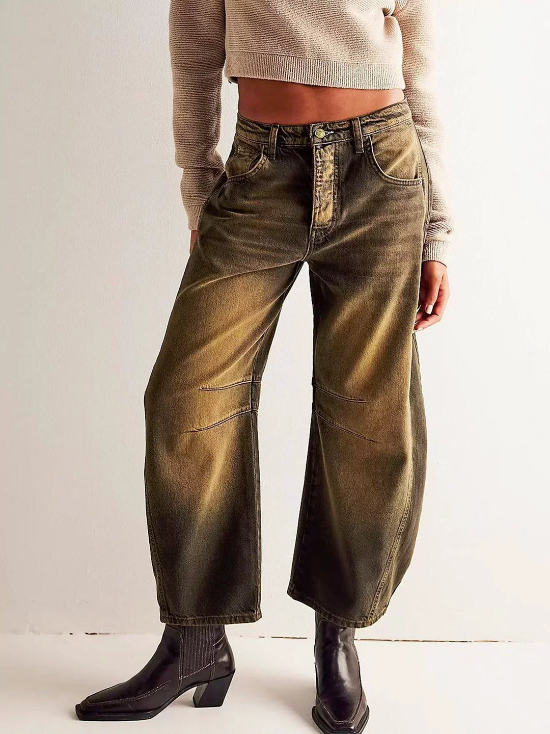 Un look elegante e comodo: jeans donna vita alta gamba larga, i pantaloni casual che esaltano la moda femminile.