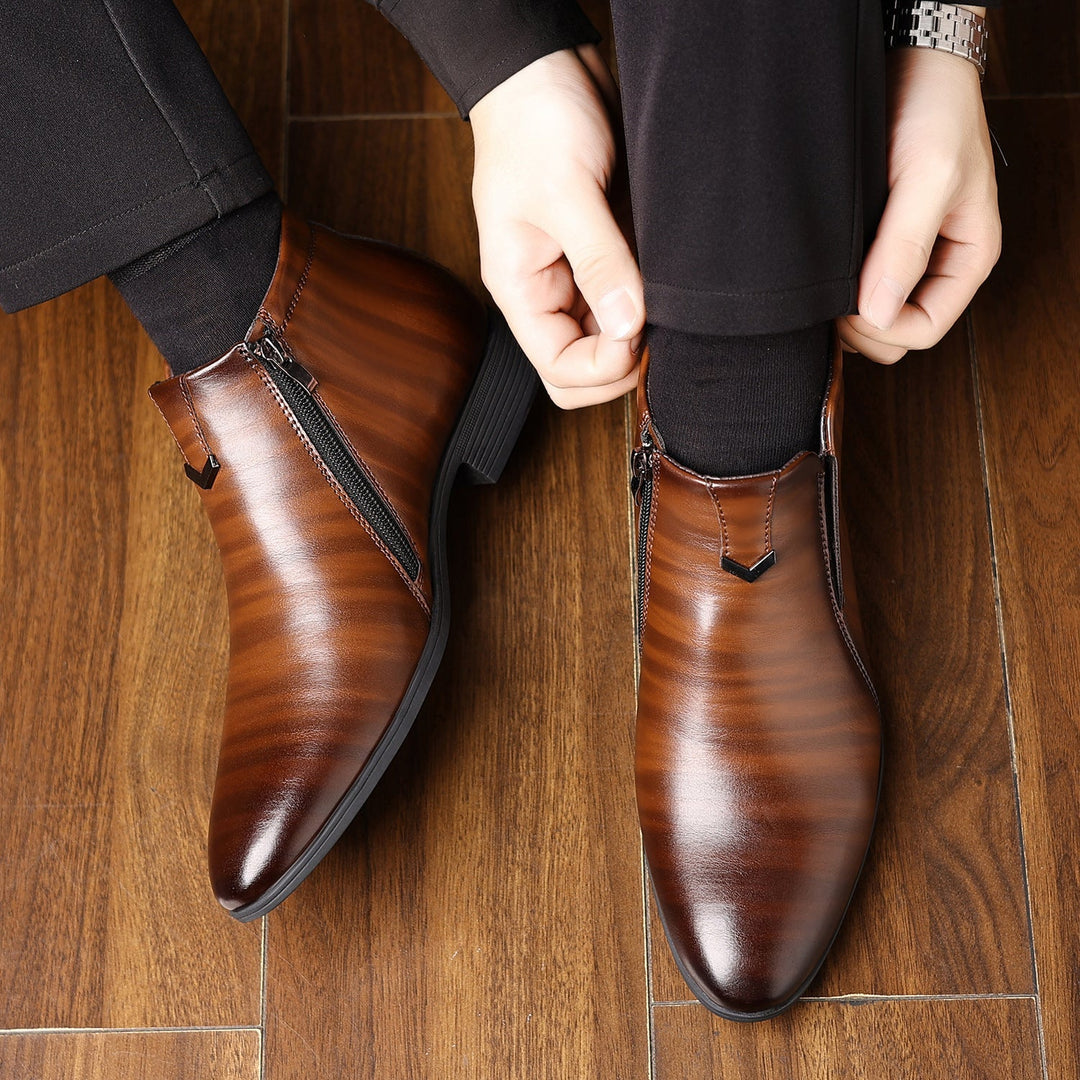 Stivaletti uomo eleganti Chelsea con motivo in rilievo e cerniera laterale, ideali per la moda autunnale.