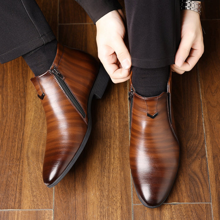 Stivaletti uomo eleganti Chelsea con motivo in rilievo e cerniera laterale, ideali per la moda autunnale.
