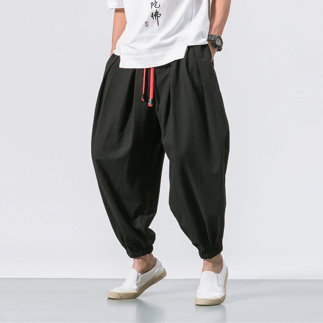 Pantaloni comodi uomo, stile harem. Vestibilità ampia e vita regolabile per libertà di movimento e look casual.