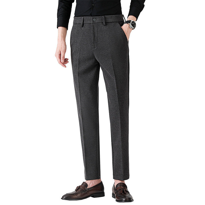 Pantaloni da uomo formali grigio scuro, comodi e raffinati, adatti per occasioni business e cerimonie importanti.