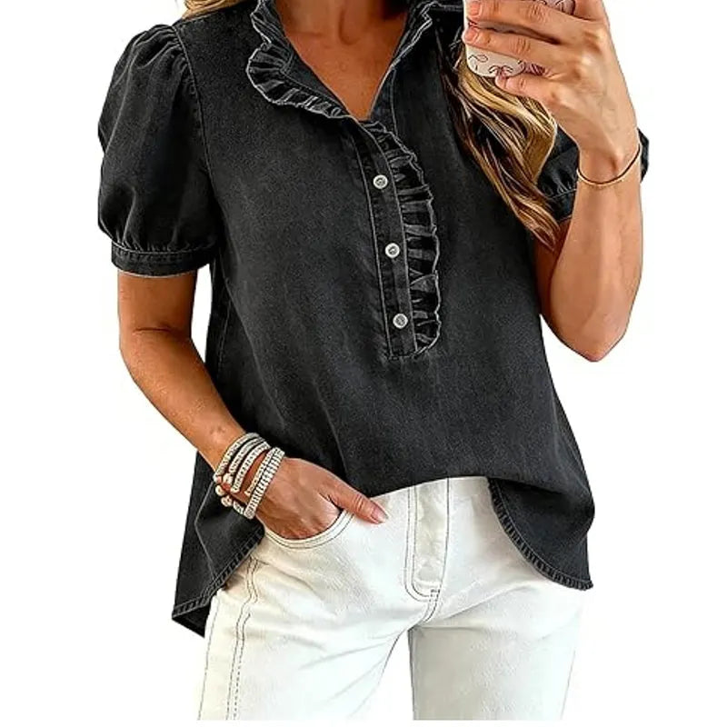 Elegante top donna con maniche a sbuffo e volant, abbigliamento versatile per ufficio o tempo libero.