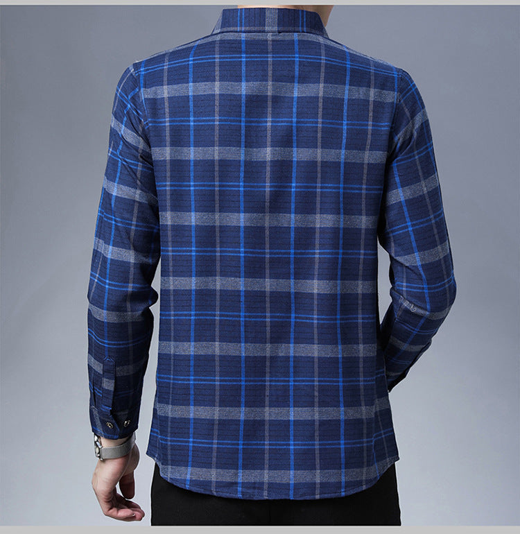 Moderna camicia uomo a quadri con taschino, maniche lunghe, taglio aderente. Perfetta per moda uomo casuale o da viaggio.