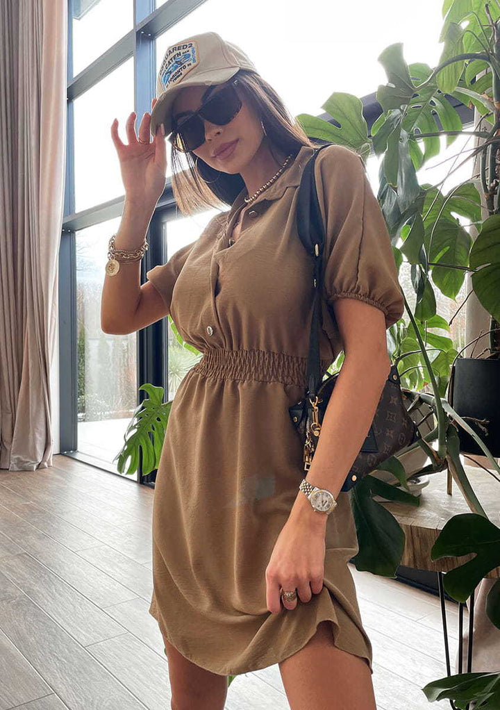 Look raffinato con abito donna sartoriale, colletto elegante e vita definita, per un outfit moderno.