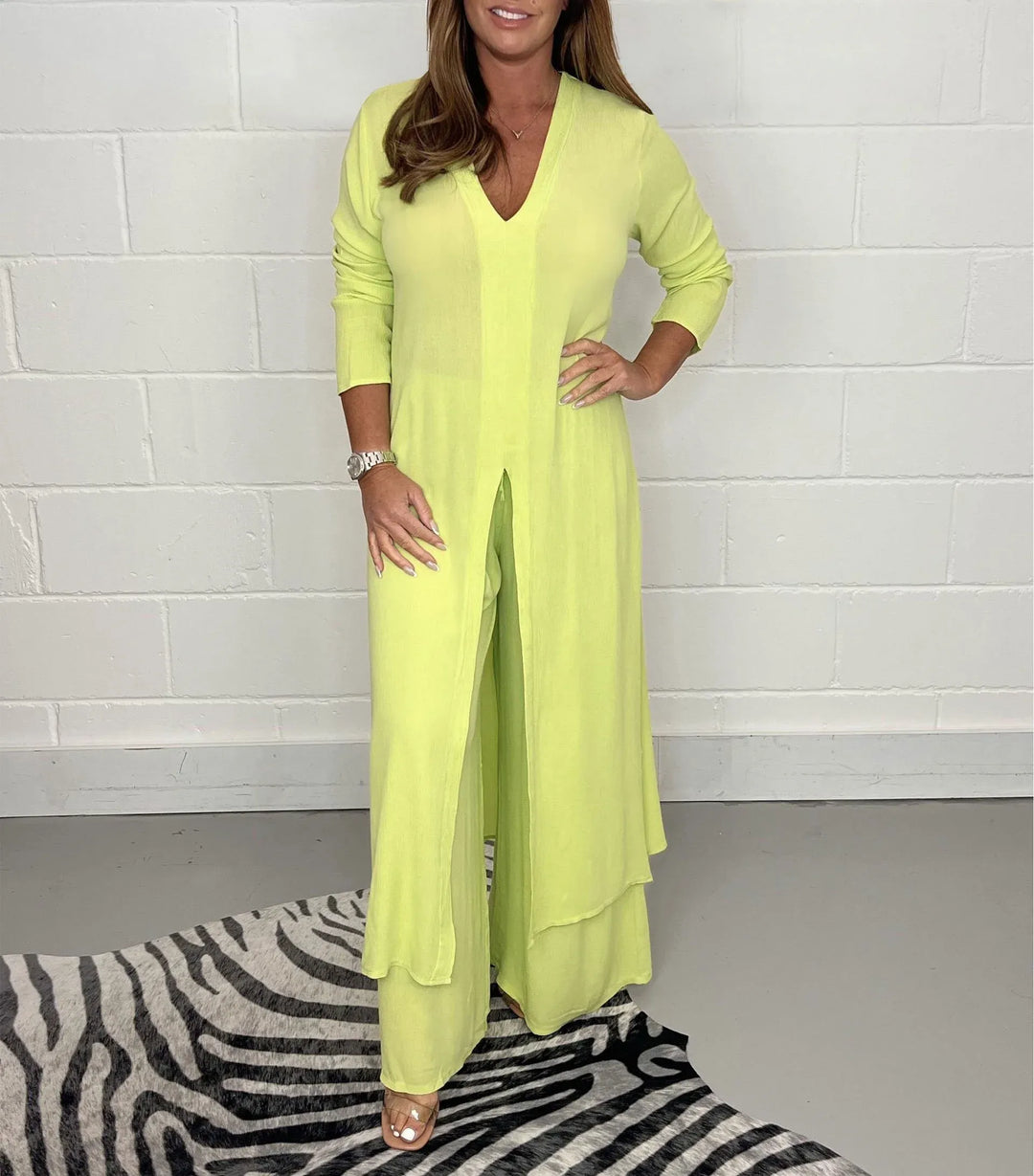 Donna che indossa il completo due pezzi casual, evidenziando il top lungo e i pantaloni comodi. Look moderno.