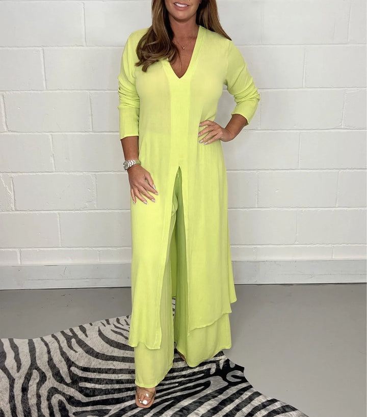 Donna che indossa il completo due pezzi casual, evidenziando il top lungo e i pantaloni comodi. Look moderno.