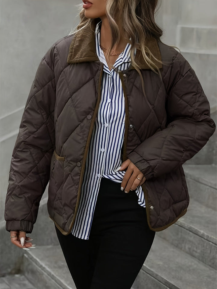 Giacca trapuntata donna versatile, elegante e casual, marrone caffè con collo a contrasto per ogni occasione.