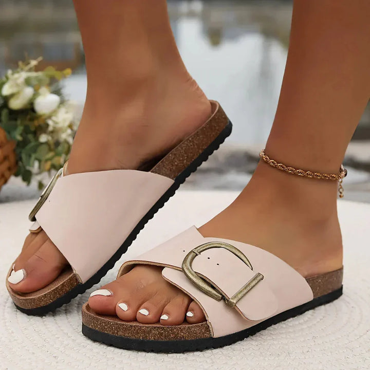 Comodi sandali flat da donna con fibbia regolabile, perfetti per un comfort casual ed estivo.