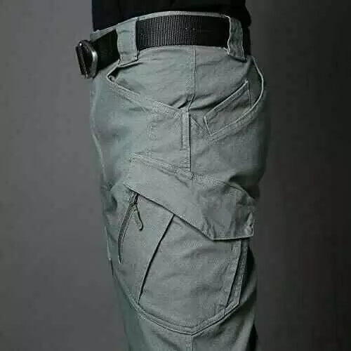 Pantaloni tattici da uomo stesi, mostrano le multi-tasche e la robustezza del tessuto.