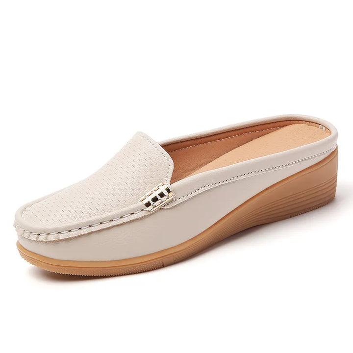 Mule anatomiche da donna con dettagli traforati, un mix di comfort e moda per ogni giorno.