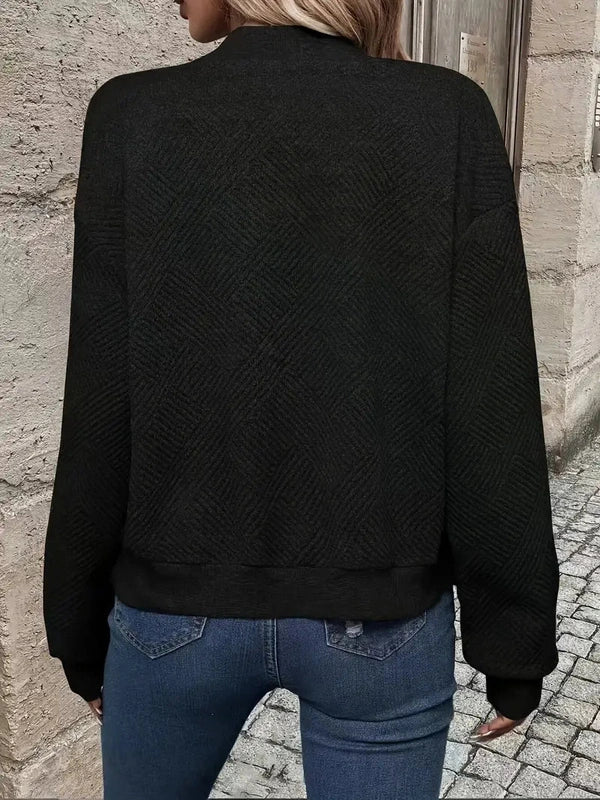 Giacca leggera da donna, modello bomber, ideale per un outfit moderno e confortevole. Moda femminile.