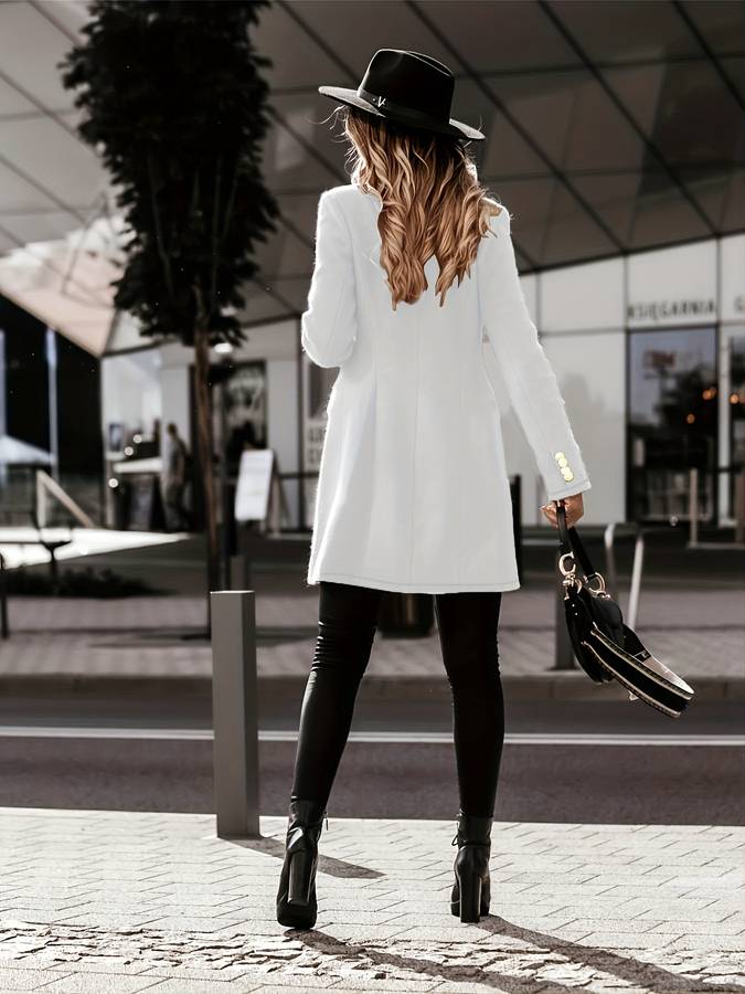Cappotto doppiopetto donna nero, lungo ed elegante, perfetto per un outfit invernale chic.