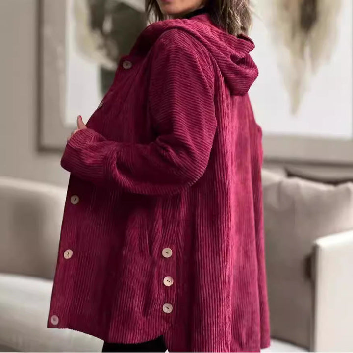 Giacca casual nera da donna con cappuccio e bottoni, ideale per un look moderno e versatile.