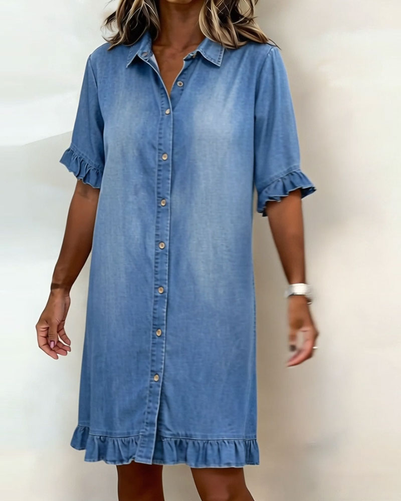 Modello di abito donna in denim casual con dettagli a bottoni. Versatile per il giorno, stile confortevole.