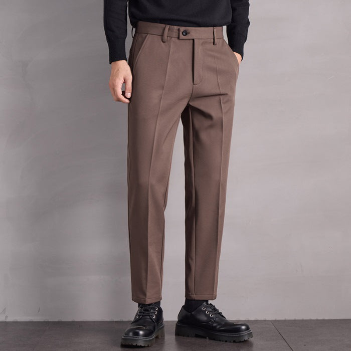 Pantaloni uomo eleganti e versatili, con microelasticità e tessuto antipiega per massimo comfort casual-business.