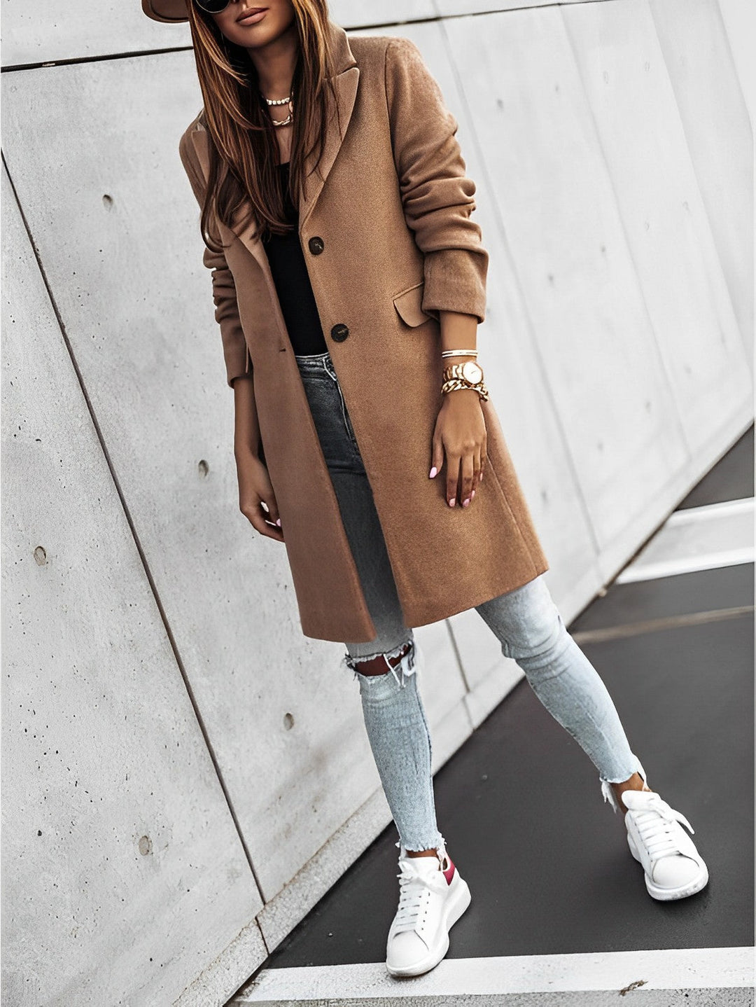 Dettagli: Cappotto lungo da donna per l'autunno, con bottoni a contrasto e scollo a V. Eleganza e praticità.