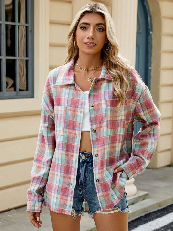Camicia elegante a quadri per donna, maniche lunghe. Ideale per un look chic e confortevole.