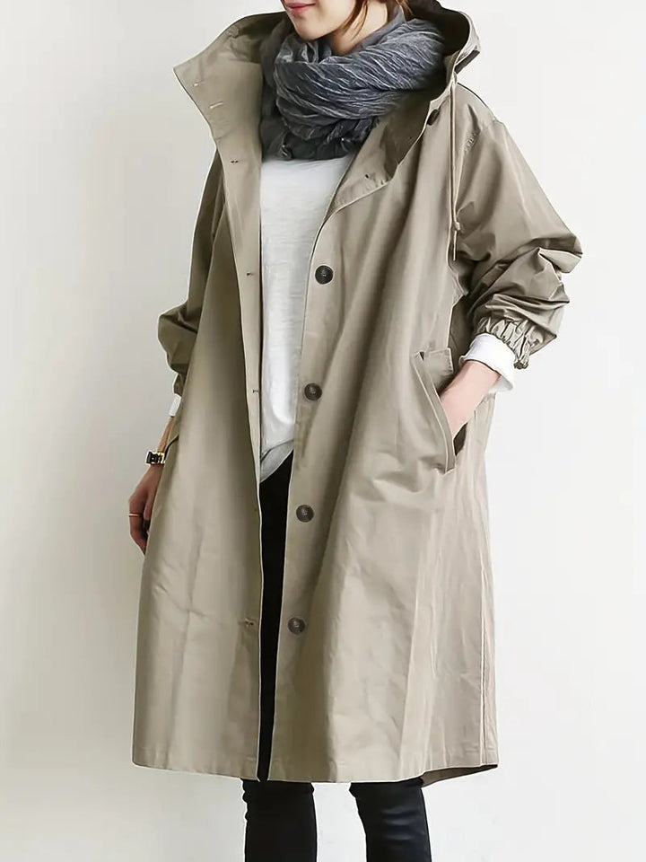 Giacca pioggia autunnale donna impermeabile, con cappuccio e polsini regolabili per protezione e stile casual.