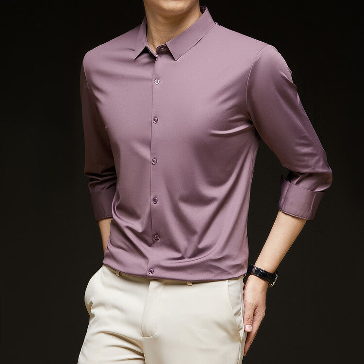 Camicia da uomo slim fit con bottoni, ideale per serate eleganti e moda maschile autunnale.