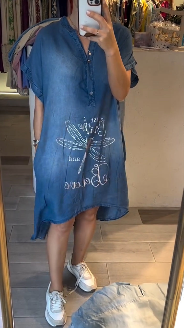 Abito casual in denim da donna con scollo a V e bottoni frontali. Perfetto per stile quotidiano primaverile.