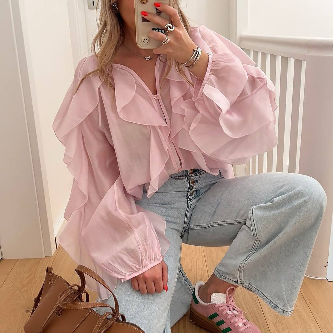 Blusa rosa donna con ampi volant sulle maniche lunghe. Camicetta elegante a vestibilità comoda, scollo rotondo.