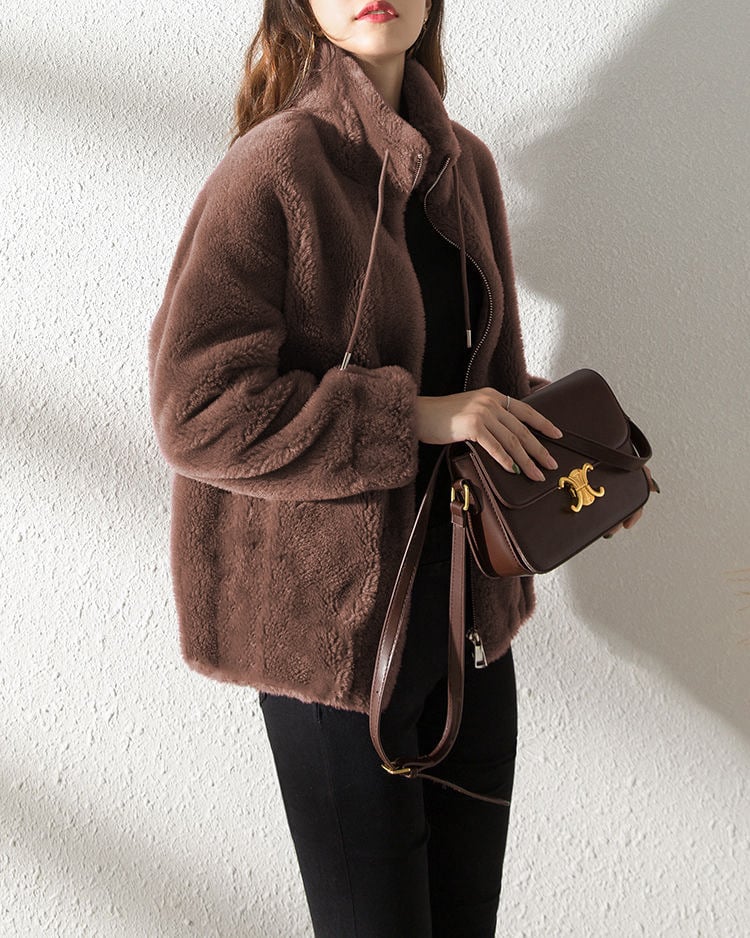 Giacca in pile donna, avvolgente e versatile. Ideale per look invernale casual o elegante, massimo comfort moda.