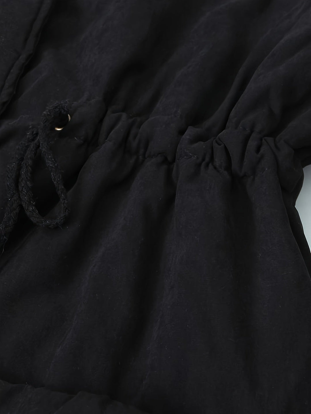 Parka lungo donna nero con vita regolabile per una silhouette personalizzata. Collo borg, invernale chic.