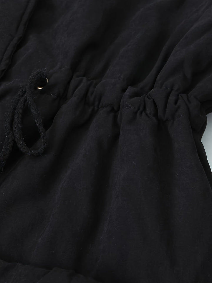 Parka lungo donna nero con vita regolabile per una silhouette personalizzata. Collo borg, invernale chic.
