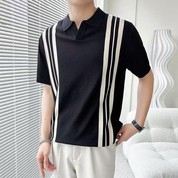 T-shirt uomo estiva a righe multicolore con colletto revers. Ideale per un look casual e moderno.