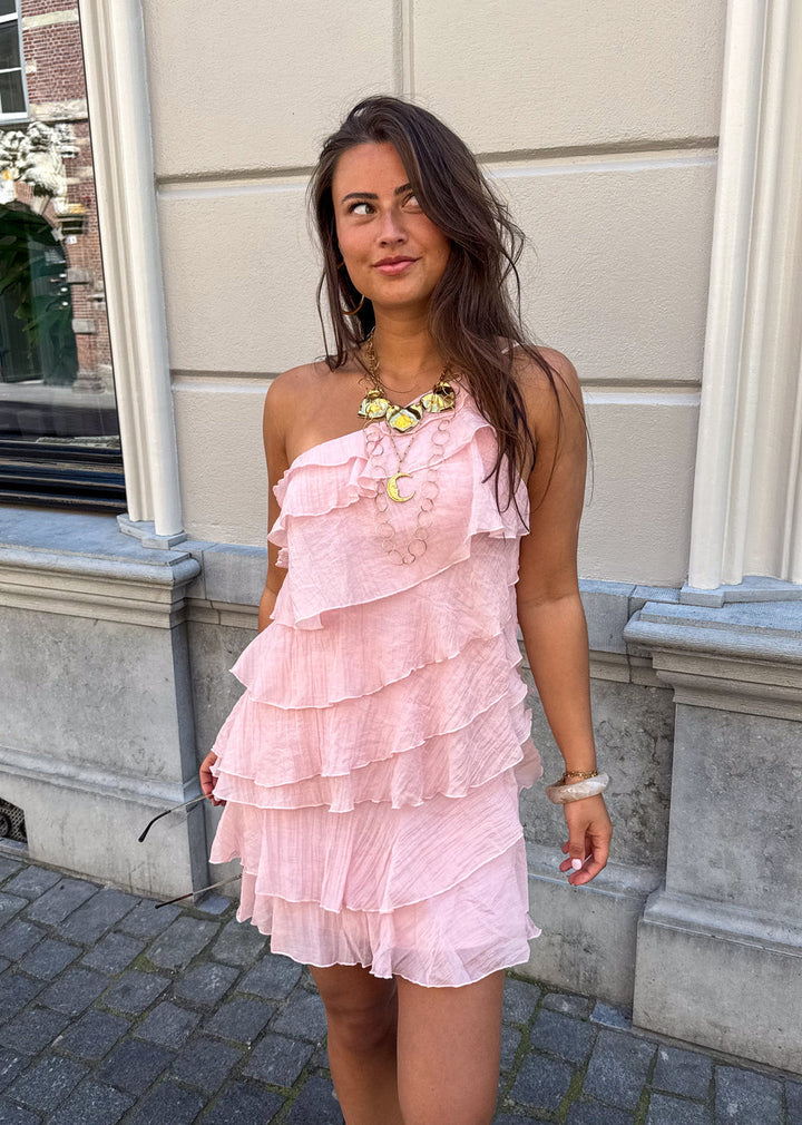 Abito femminile estivo mini con volant, con uno stile unico e fresco.
