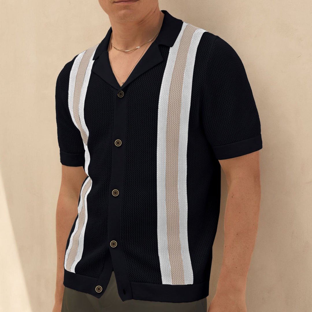 Camicia estiva uomo a maniche corte con blocchi di colore vivaci e colletto cubano, perfetta per look casual e di tendenza.