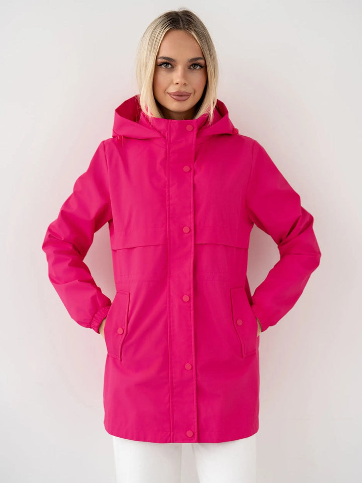 Giacca donna sportiva con cappuccio, design moderno e casual per il comfort essenziale di mezza stagione.