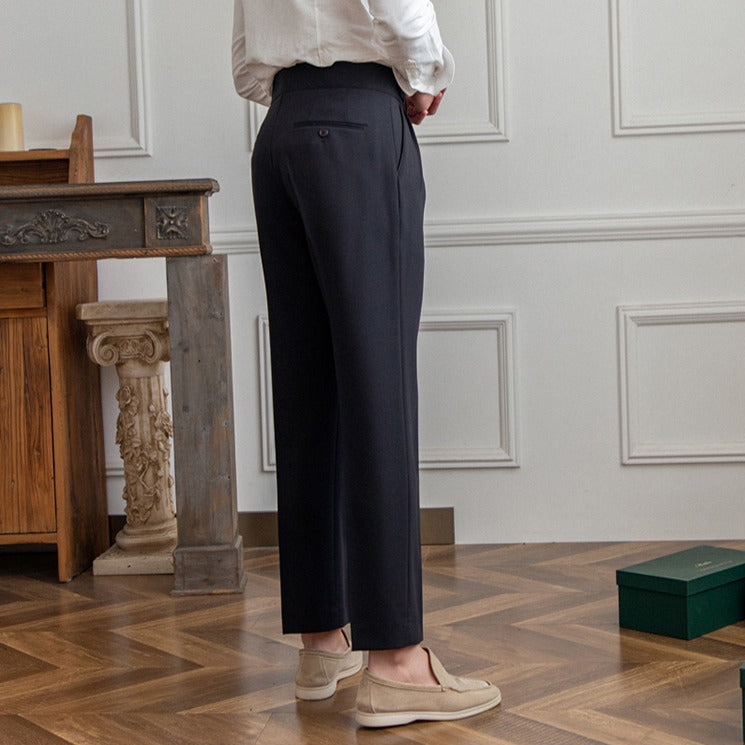 Pantaloni uomo eleganti dritti, design moderno, ideali per un'eleganza senza sforzo quotidiana.