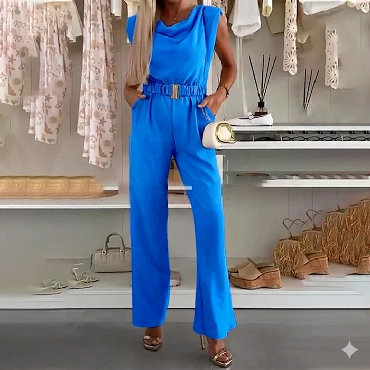 Tuta estiva donna con scollo drappeggiato, fibbia in vita e pantaloni ampi, perfetta per look casual-eleganti.