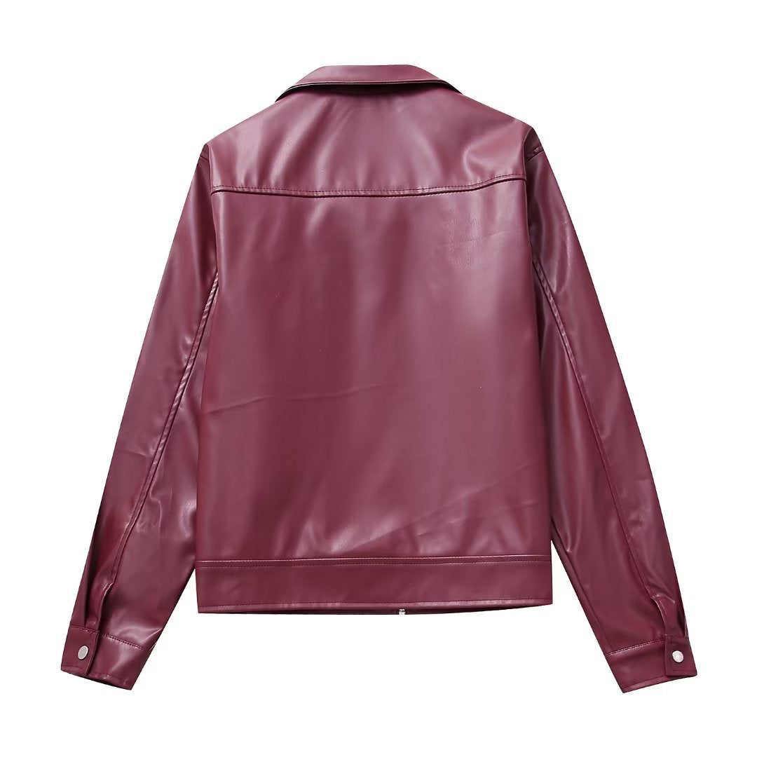 Giacca donna biker moderna rosso vino con revers. Perfetta per un look elegante autunnale e invernale. Capispalla di tendenza.
