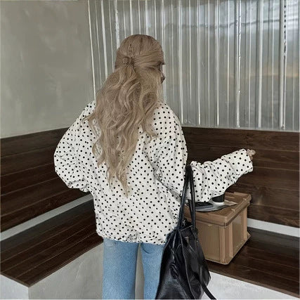 Giacca donna a pois in tessuto leggero, taglio corto ed elegante. Perfetta per look casual chic.
