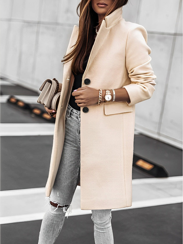 Confortevole cappotto da donna, modello lungo autunnale, con bottoni eleganti e scollo a V. Classico senza tempo.