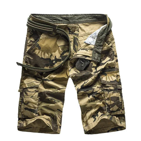Pantaloncini cargo uomo con multiple tasche, in verde mimetico, per abbigliamento pratico e moda casual.