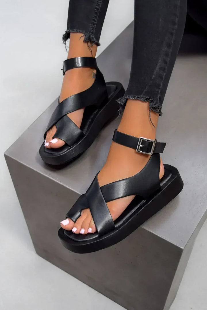 Sandali gladiatore donna estivi ed eleganti con suola spessa. Scarpe comode per un look casual chic.