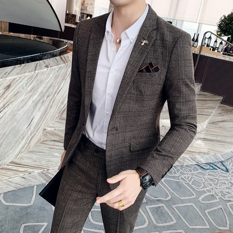 Vista frontale di completo uomo a quadri slim fit. Abito elegante e versatile per un look business o casual chic.