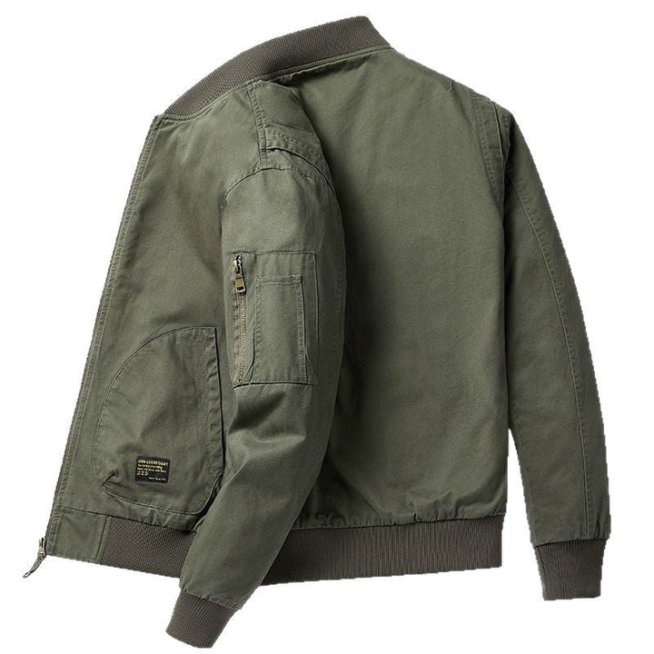 Giacca uomo bomber casual con collo alto, vestibilità rilassata. Un capispalla essenziale per l'abbigliamento maschile.