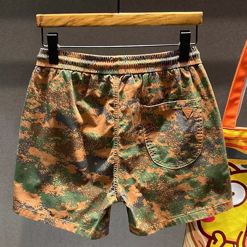 Pantaloncini uomo cropped a gamba dritta, design con blocchi di colore per un look estivo e casual.