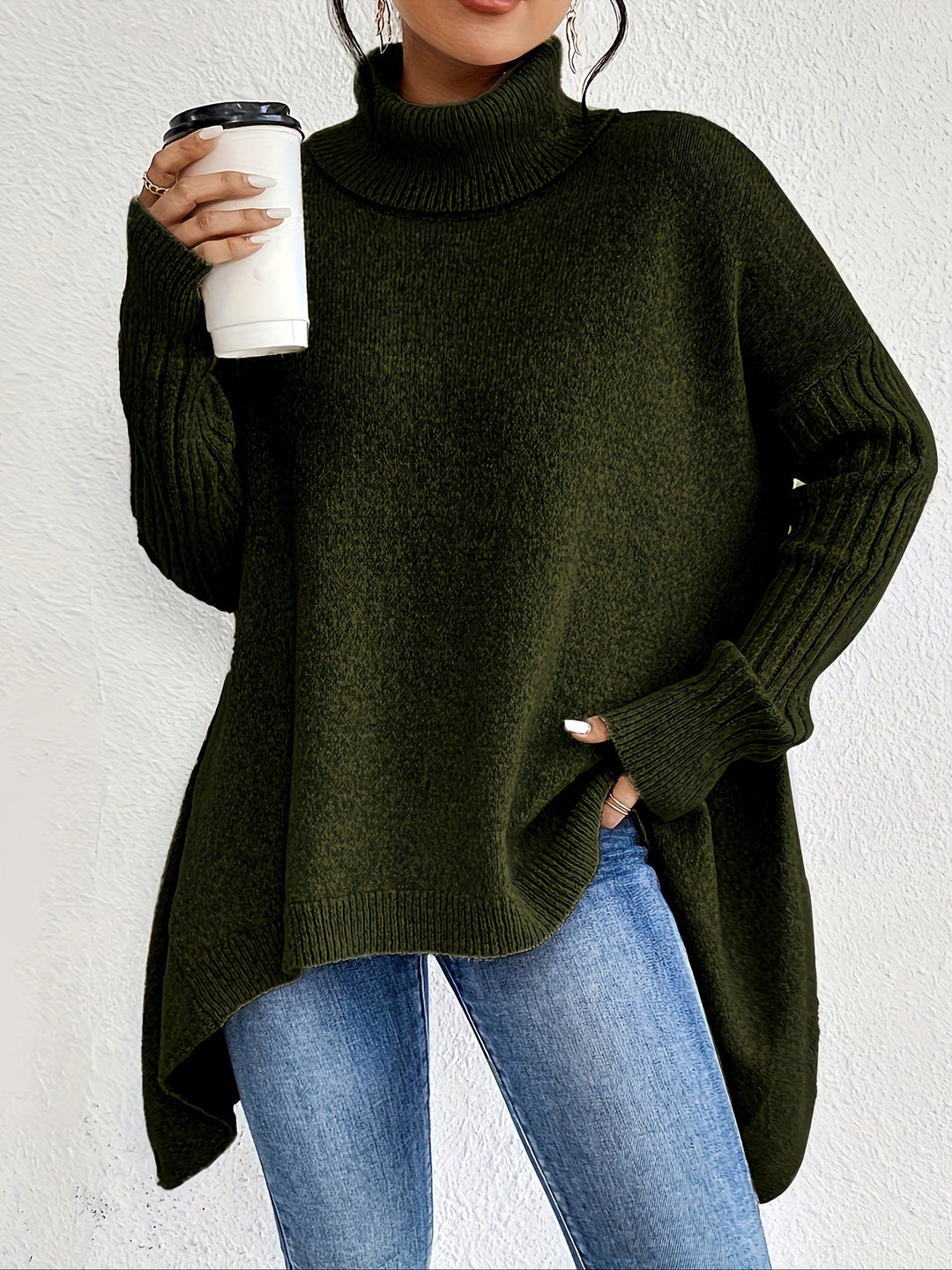 Maglione donna invernale con collo alto, vestibilità comoda e moderna, per un comfort elevato.
