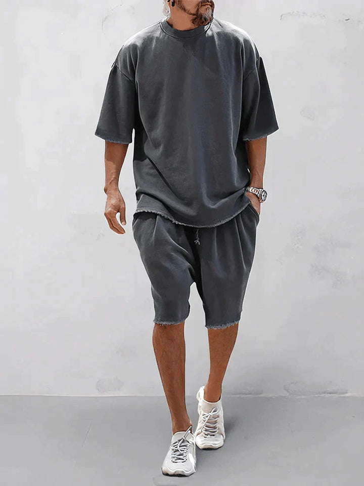 Completo uomo estivo con stile moderno, versatile per abbigliamento casual e look rilassato.