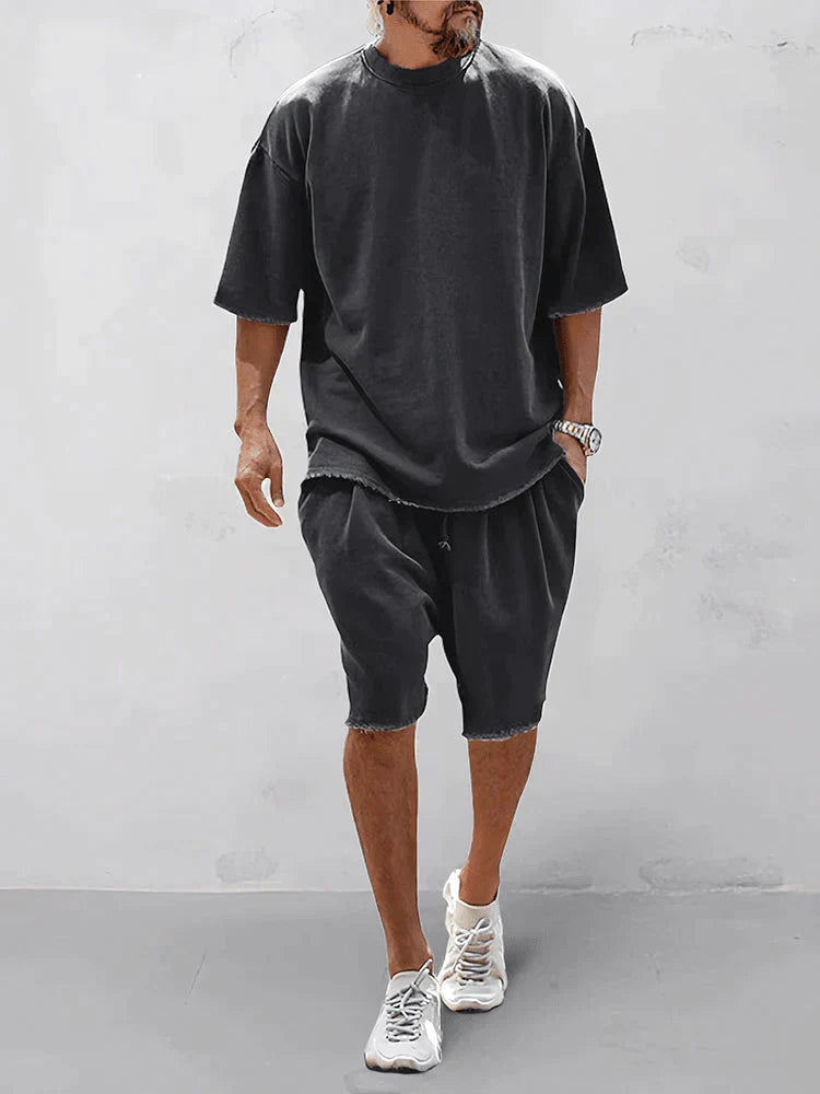 Tuta estiva da uomo in tessuto traspirante, per comfort nelle giornate calde, outfit relax e stile casual.