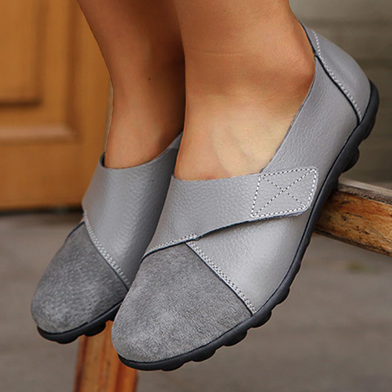 Comode scarpe ortopediche da donna, leggere e alla moda, ideali per il benessere dei piedi.