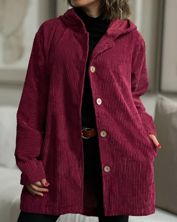 Giacca donna invernale casual nera con cappuccio e tasche, vestibilità ampia e confortevole.