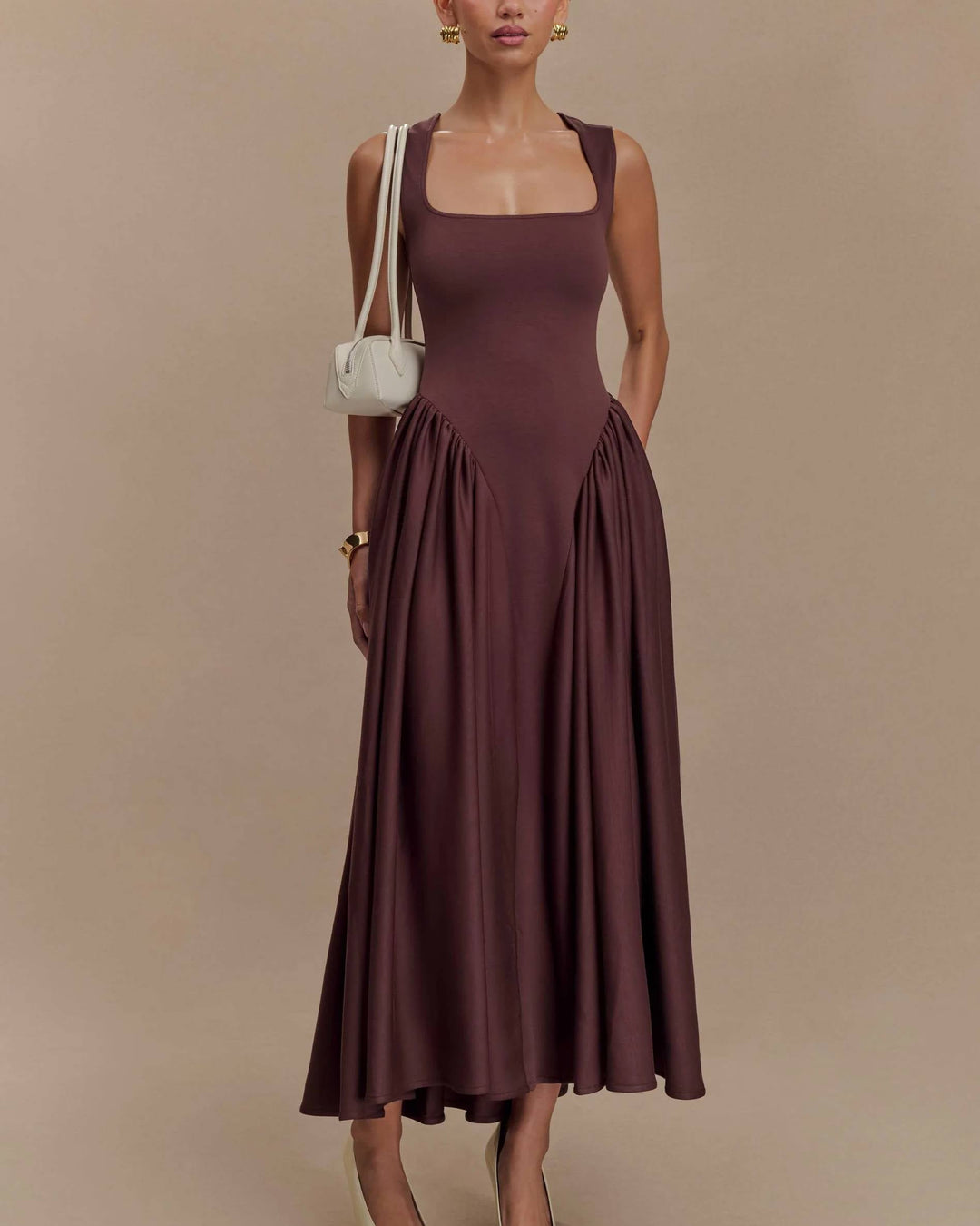 Abito midi donna elegante con scollo quadrato. Perfetto per occasioni speciali, stile versatile e raffinato.
