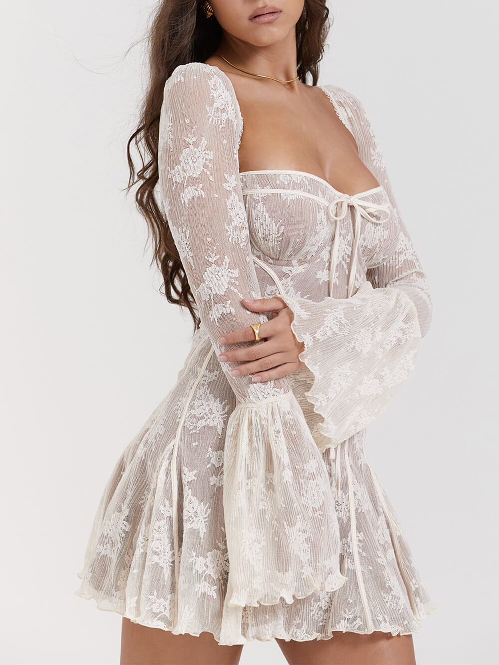Abito mini vintage bianco per l'autunno, maniche lunghe, elegante e di tendenza.