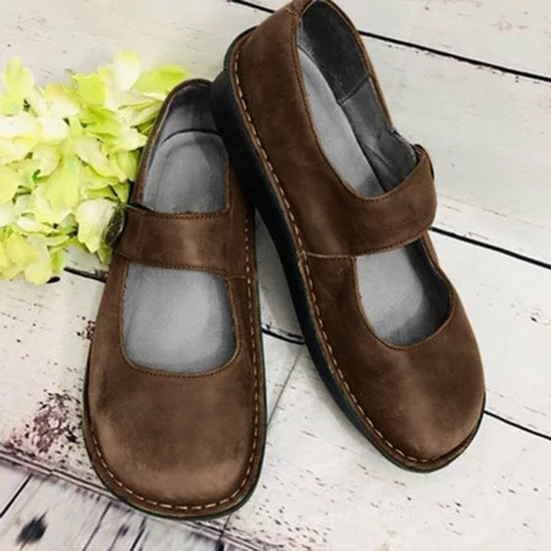 Scarpe donna effetto retrò in camoscio, calzature comode e leggere, ideali per look casual eleganti.